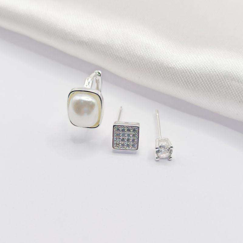 BRINCO PRATA TRIO PÉROLA QUADRADO CRAVEJADO E PONTO DE LUZ