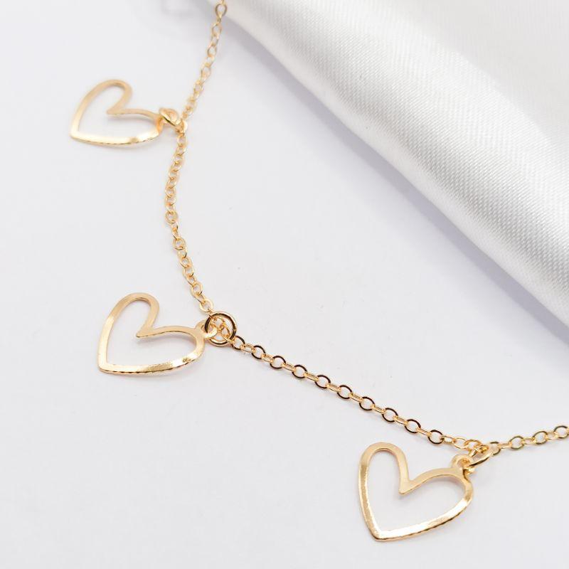 COLAR DOURADO 5 CORAÇÕES CURSIVOS PONTO DE LUZ CRISTAL 45CM