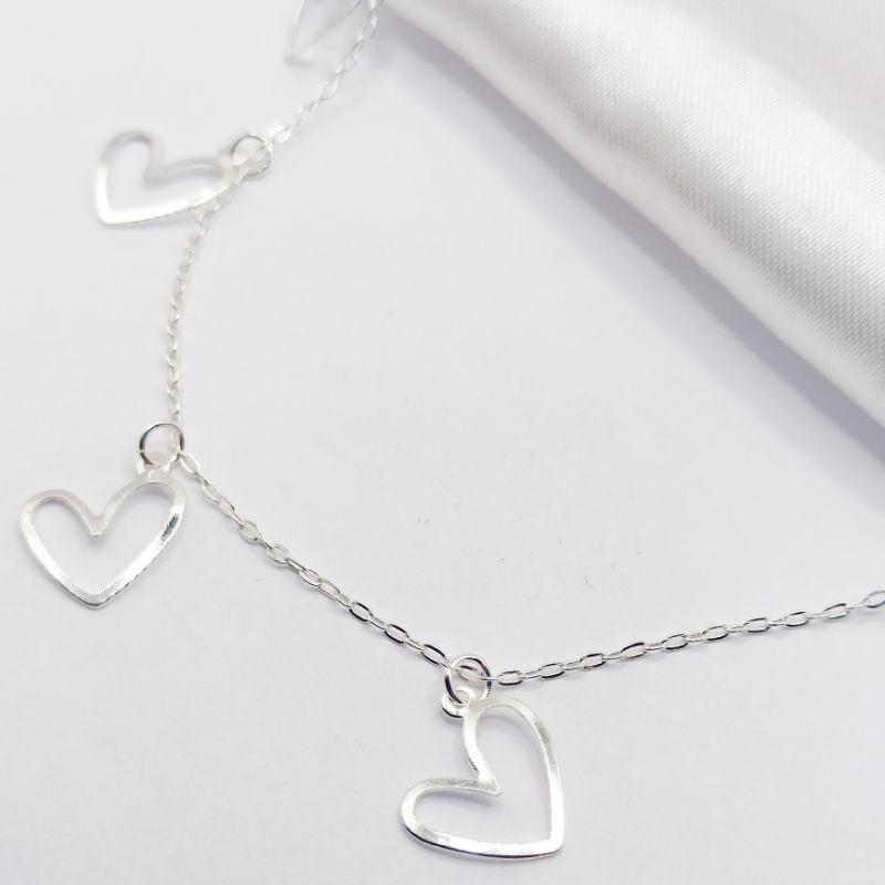 COLAR PRATA 5 CORAÇÕES CURSIVOS PONTO DE LUZ CRISTAL 45CM