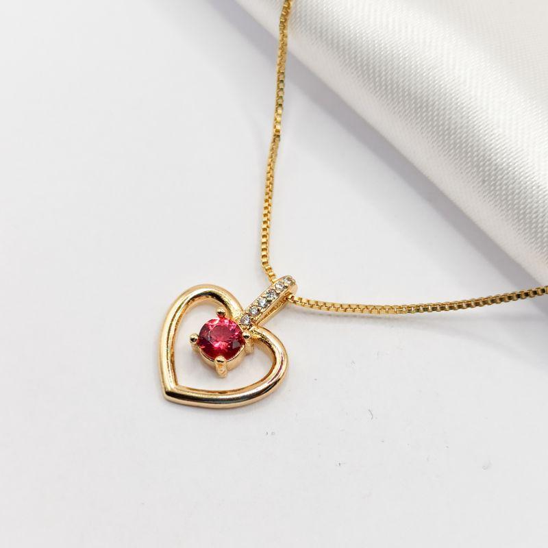 GARGANTILHA DOURADA CORAÇÃO FIO COM PONTO DE LUZ VERMELHO 45CM