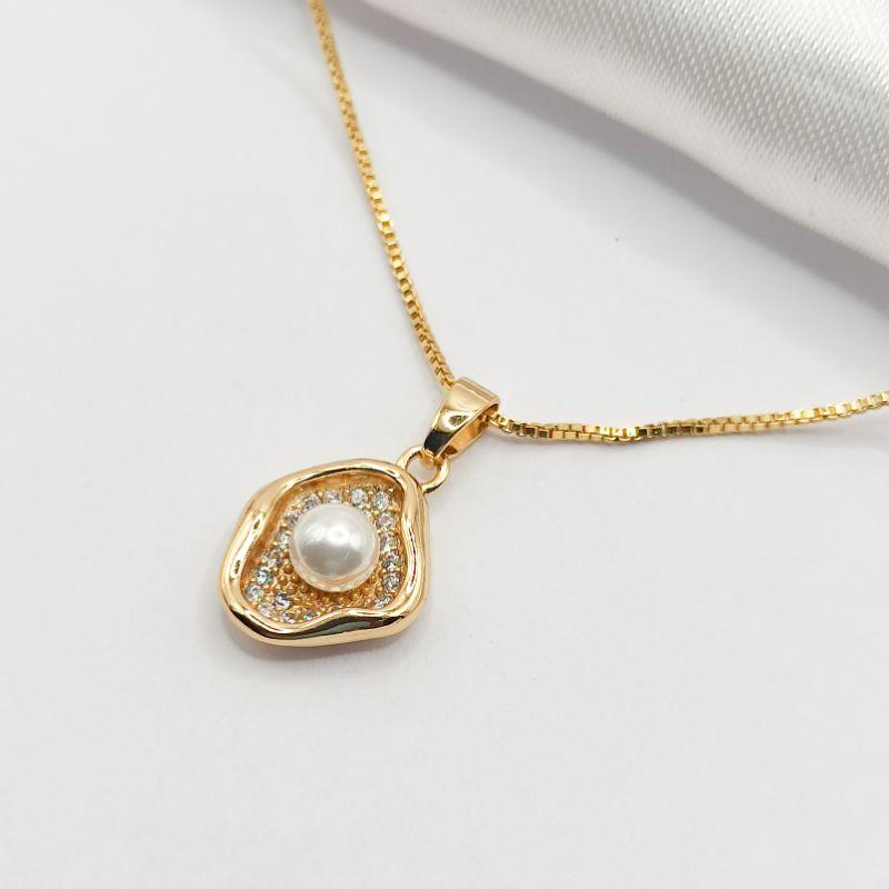 GARGANTILHA DOURADA FORMA ORGÂNICA CÔNCAVA COM PÉROLA 45CM