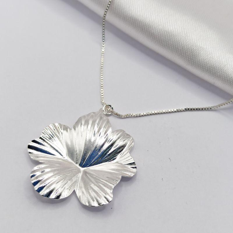 GARGANTILHA PRATA CHOKER FLOR ORGÂNICA AMASSADO 40CM