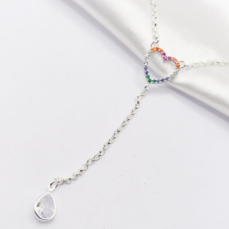 GARGANTILHA PRATA CORAÇÃO VAZADO COLORIDO COM PINGENTE GOTA CRISTAL 45CM