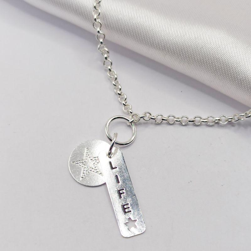 GARGANTILHA PRATA MEDALHA COM ESTRELA E PLAQUINHA 